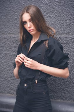 Siyah duvar arka plan üzerinde güzel kız