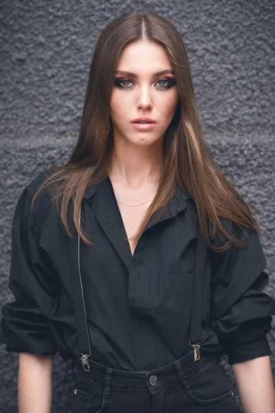 Siyah duvar arka plan üzerinde güzel kız