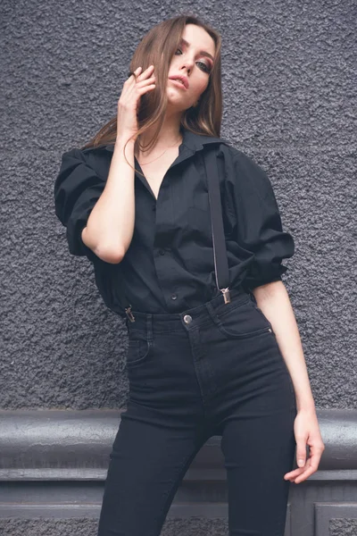 Siyah duvar arka plan üzerinde güzel kız