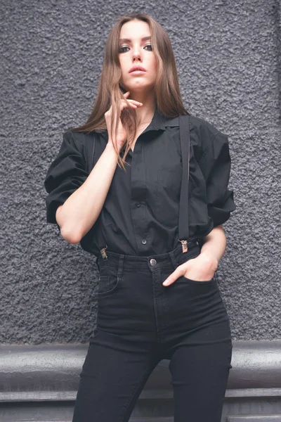Siyah duvar arka plan üzerinde güzel kız