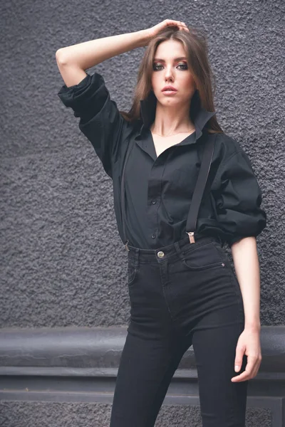 Siyah duvar arka plan üzerinde güzel kız
