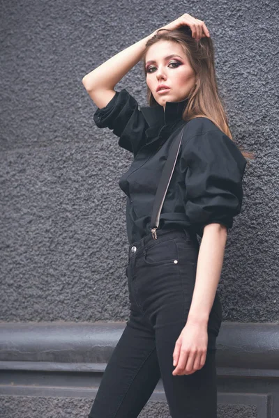 Hermosa chica en un fondo de pared negro —  Fotos de Stock