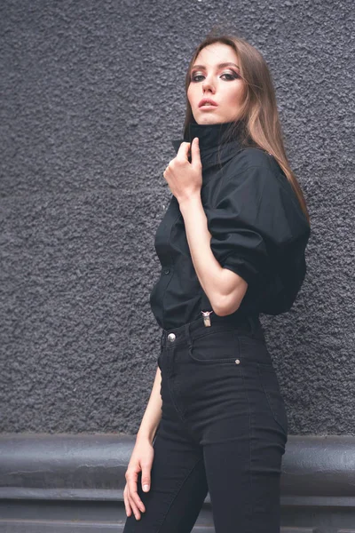 Siyah duvar arka plan üzerinde güzel kız