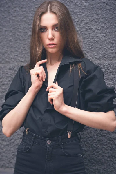Menina bonita em um fundo de parede preta — Fotografia de Stock