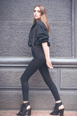 Siyah duvar arka plan üzerinde güzel kız