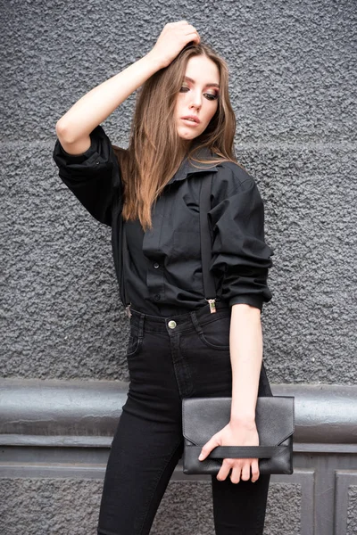 Menina bonita na rua. — Fotografia de Stock