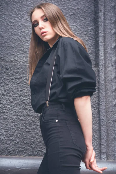 Hermosa chica en un fondo de pared negro —  Fotos de Stock