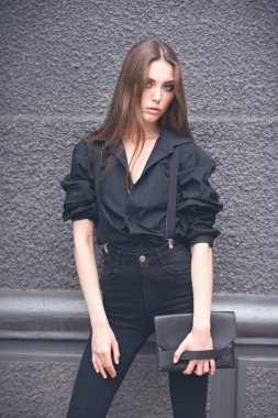 Sokaktaki güzel kız.