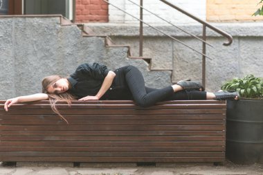 Kız bankta yalan söylüyor.