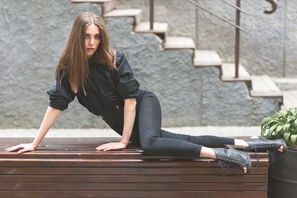 La chica está acostada en el banco. . —  Fotos de Stock