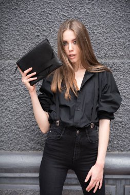 Sokaktaki güzel kız.