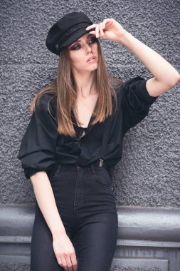 bir kap içinde güzel bir kız.