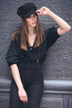 bir kap içinde güzel bir kız.