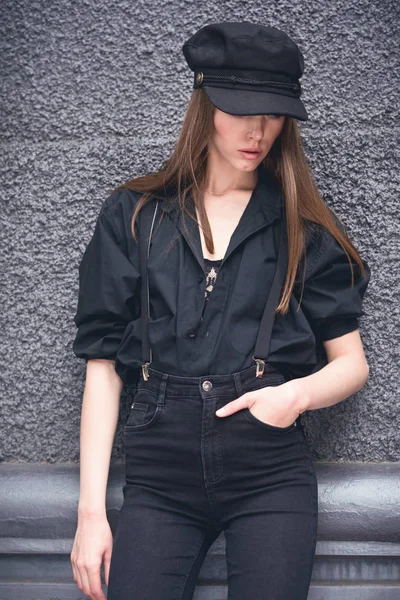 Hermosa chica en una gorra . —  Fotos de Stock