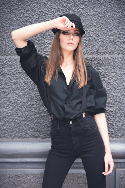 Hermosa chica en una gorra . —  Fotos de Stock