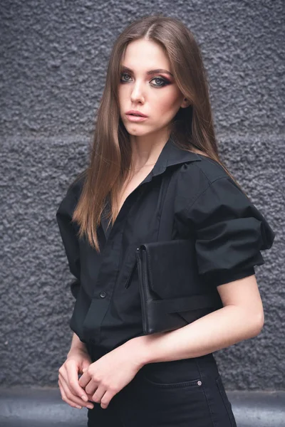 Siyah duvar arka plan üzerinde güzel kız