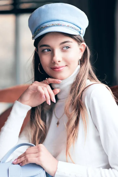 Foto de uma menina em cores brilhantes — Fotografia de Stock