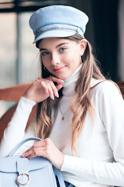 Foto de una chica en colores brillantes —  Fotos de Stock