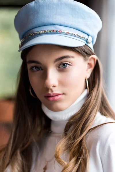 Foto de uma menina bonita no interior do restaurante — Fotografia de Stock