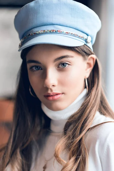 Foto Van Een Jonge Mooie Meisje Felle Kleuren Meisje Zittend — Stockfoto