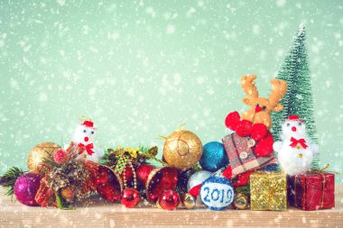 Noel arka plan. Noel ağacı ve süs eşyaları bir ahşap masa karlı hava yalan. Metin için yer. Kar yağıyor. Mutlu Noeller. Yeni yıl arka plan. Tonlu görüntü.