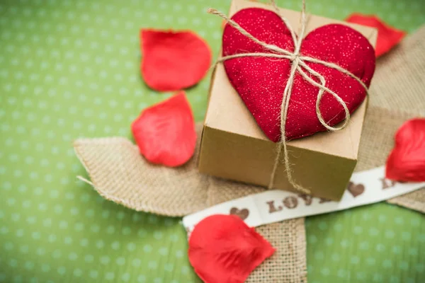 San Valentín Corazón Rojo Atado Con Hilo Viejo Una Caja — Foto de Stock