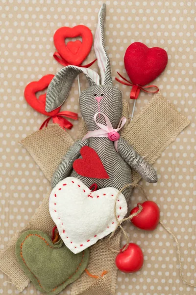 Dia Dos Namorados Coelho Feito Mão Com Corações Vermelhos Brancos — Fotografia de Stock