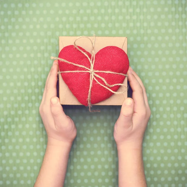 Coração Vermelho Com Presente Para Dia Dos Namorados Belo Fundo — Fotografia de Stock