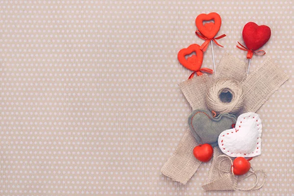 Dia dos Namorados corações multicoloridos mentira no fundo de papel velho . — Fotografia de Stock