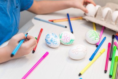 Çocuk işaretleri ile yumurta boyamak