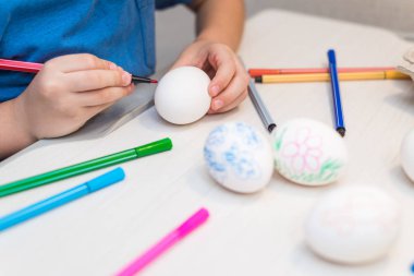 Çocuk işaretleri ile yumurta boyamak