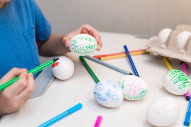 Çocuk işaretleri ile yumurta boyamak