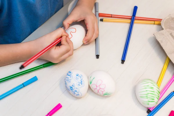 El niño pintará los huevos con marcadores —  Fotos de Stock