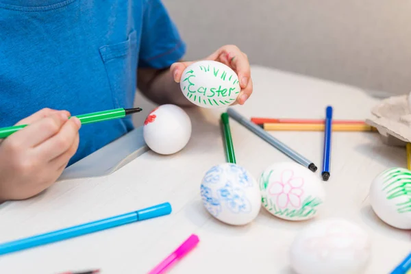 A criança vai pintar os ovos com marcadores — Fotografia de Stock