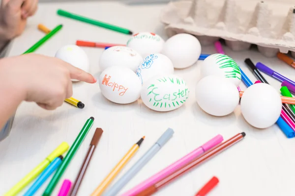 A criança vai pintar os ovos com marcadores — Fotografia de Stock
