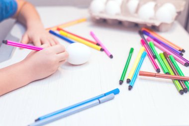 Çocuk tarafından elle boyanmış Paskalya yumurtası. Paskalya fikirler. Metin için yer. Mutlu paskalyalar. Tonlu görüntü.