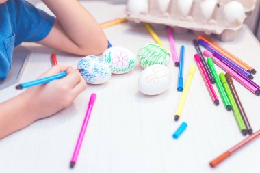 Çocuk tarafından elle boyanmış Paskalya yumurtası. Paskalya fikirler. Metin için yer. Mutlu paskalyalar. Tonlu görüntü.