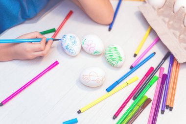 Çocuk tarafından elle boyanmış Paskalya yumurtası. Paskalya fikirler. Metin için yer. Mutlu paskalyalar. Tonlu görüntü.