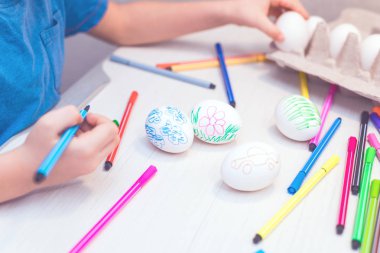 Çocuk tarafından elle boyanmış Paskalya yumurtası. Paskalya fikirler. Metin için yer. Mutlu paskalyalar. Tonlu görüntü.