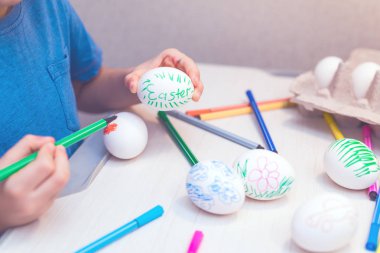 Çocuk tarafından elle boyanmış Paskalya yumurtası. Paskalya fikirler. Metin için yer. Mutlu paskalyalar. Tonlu görüntü.