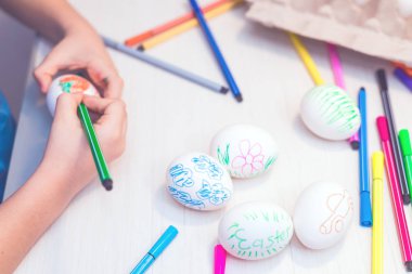 Çocuk tarafından elle boyanmış Paskalya yumurtası. Paskalya fikirler. Metin için yer. Mutlu paskalyalar. Tonlu görüntü.