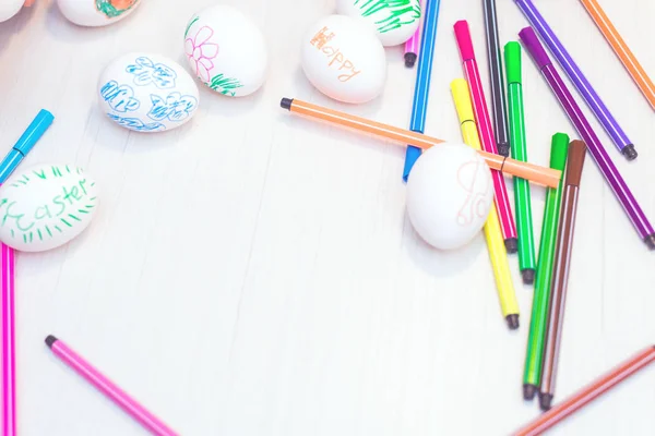 Huevos Pascua Con Dibujos Infantiles Están Sobre Mesa Con Marcadores —  Fotos de Stock
