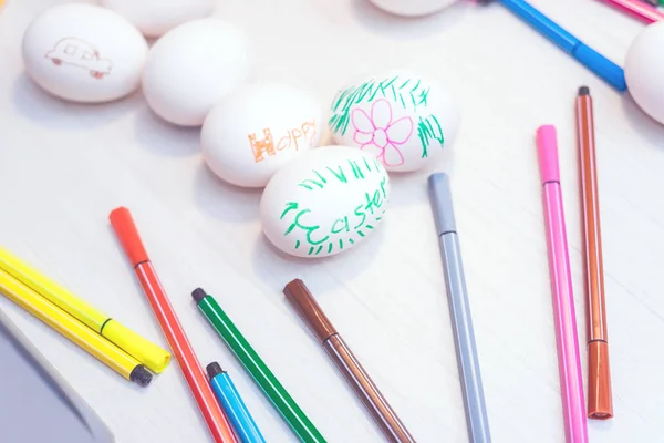 Ovos Páscoa Com Desenhos Infantis Estão Mesa Com Marcadores Ideias — Fotografia de Stock