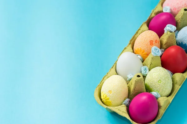 Ovos Easter Pintam Cores Brilhantes Encontram Uma Eco Embalagem Cartão — Fotografia de Stock