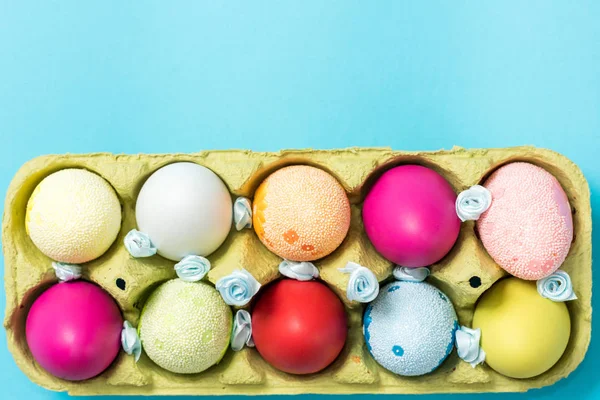 Ovos Easter Pintam Cores Brilhantes Encontram Uma Eco Embalagem Cartão — Fotografia de Stock