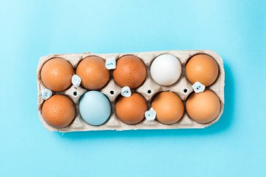 Paskalya yumurtaları bir eko karton paketi yalan güzel mavi arka plan üzerinde kahverengi. Paskalya fikirler. Metin için yer. Mutlu Paskalya.