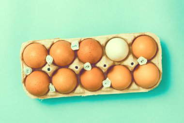 Vintage bir tepsi üzerinde mavi bir arka plan Paskalya yumurtaları yalan