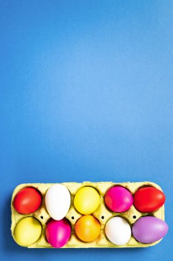 Moda mavi arka planda Paskalya yumurtaları.