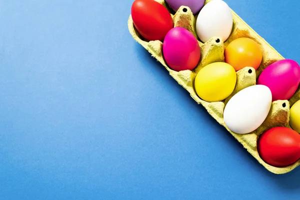 Ovos de Páscoa em um fundo azul na moda . — Fotografia de Stock
