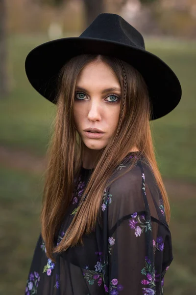 Mooie brunette in Casual Wear en Hat. — Stockfoto